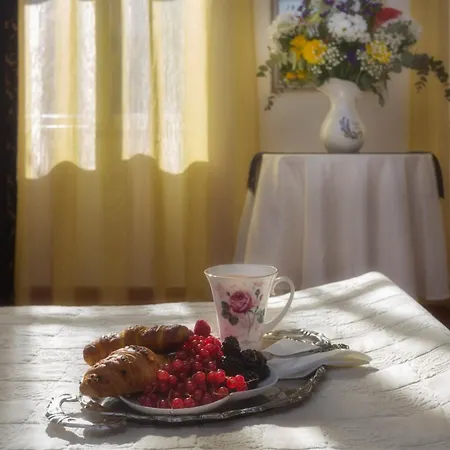 Ezekiel, Royal Blue Maison d'hôtes